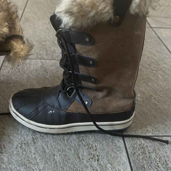 Snow boots 🥾 great condition no rips no odors very light weight size 8 - Picture 4 of 10